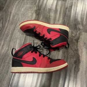 Jordan Mid red blk white